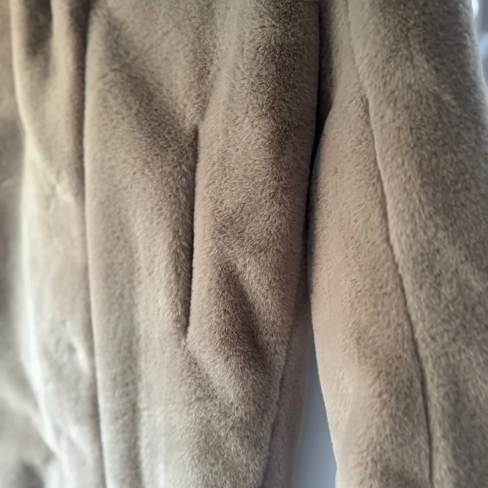 🧋NWOT Z SUPPLY COZY SUPER SOFT BEIGE NEUTRAL JEWEL FAUX FUR COAT - Picture 11 of 12
